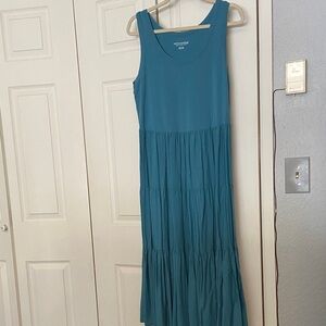 A Sift Surrounds knit tiered midi dress. Turquoise, size P/L.